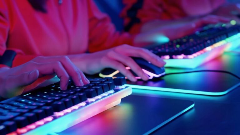 8 Keyboard and Mouse Positioning Tips for Gamers