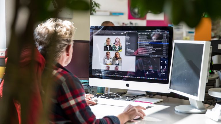 8 Tips for Monitor Positioning for Graphic Designers